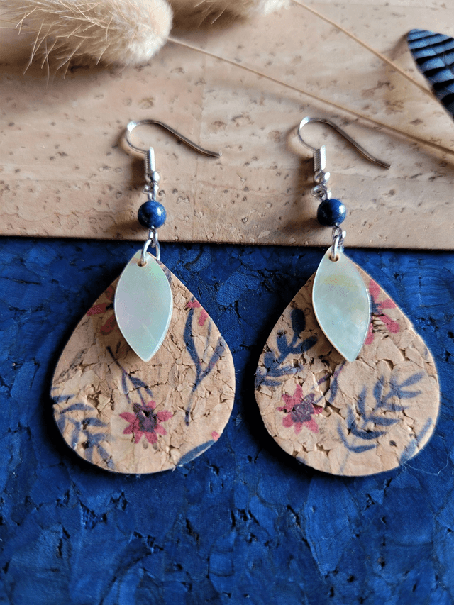 Boucles d'oreilles en liège, lapis lazuli et nacre ༄