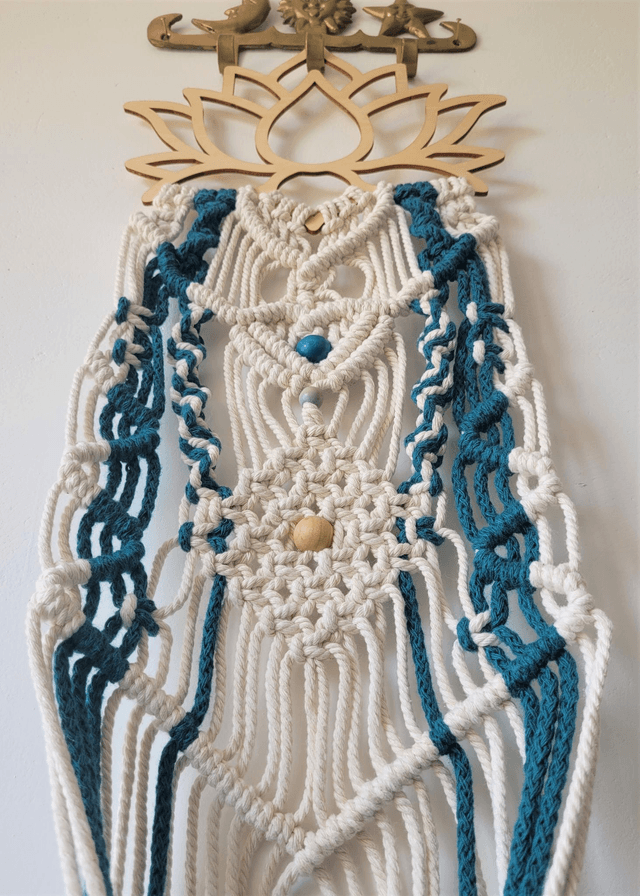Suspension en macramé crème et turquoise sur lotus en bois ࿓