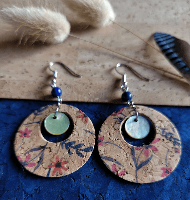 Boucles d'oreille en liège, lapis lazuli et nacre ༄
