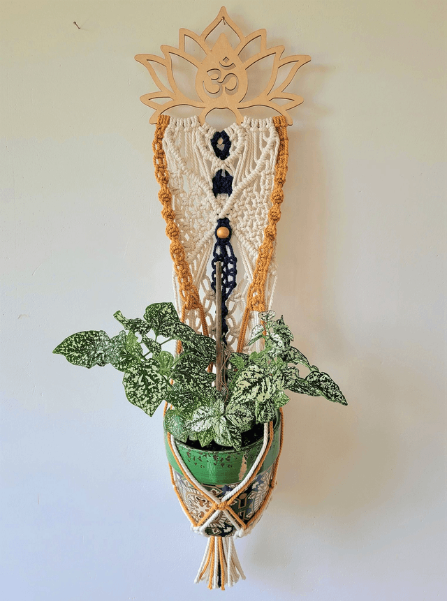 Suspension en macramé blanc, bleu roi et orange sur lotus en bois ࿓