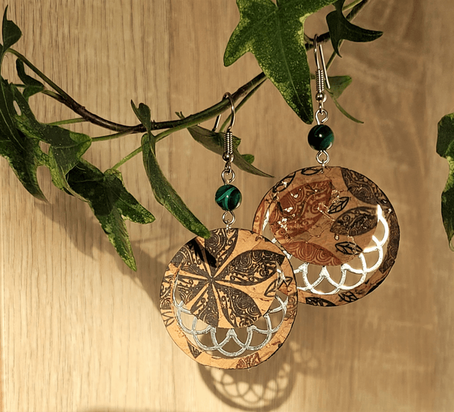 Boucles d'oreilles en liège et malachite ༄