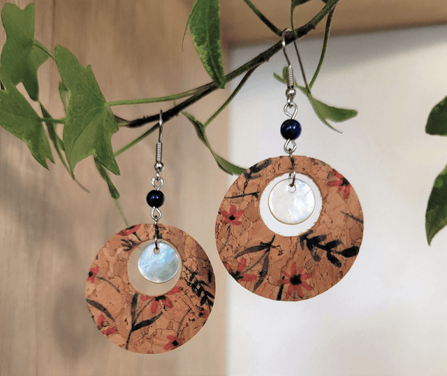 Boucles d'oreille en liège, lapis lazuli et nacre ༄