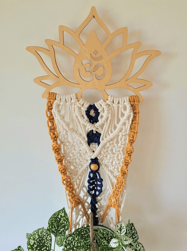 Suspension en macramé blanc, bleu roi et orange sur lotus en bois ࿓