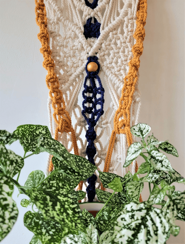 Suspension en macramé blanc, bleu roi et orange sur lotus en bois ࿓