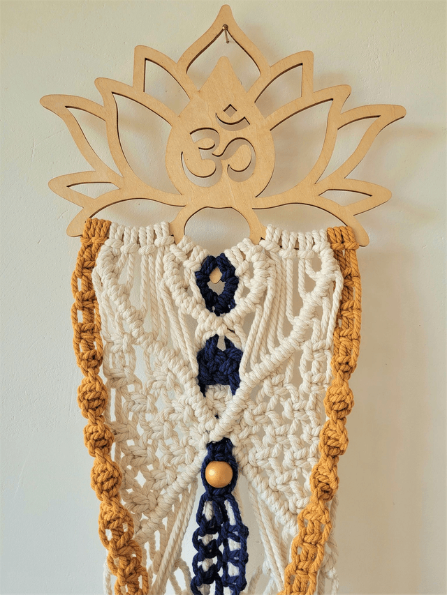 Suspension en macramé blanc, bleu roi et orange sur lotus en bois ࿓