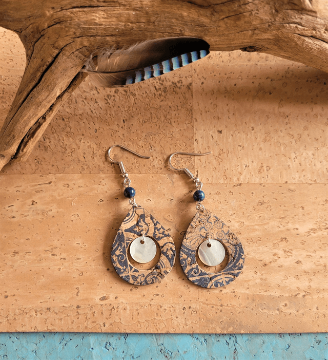 Boucles d'oreilles en liège, lapis lazuli et nacre ༄