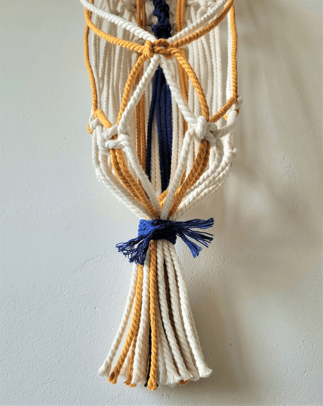 Suspension en macramé blanc, bleu roi et orange sur lotus en bois ࿓