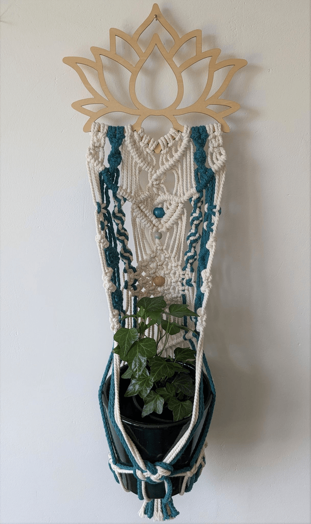 Suspension en macramé crème et turquoise sur lotus en bois ࿓