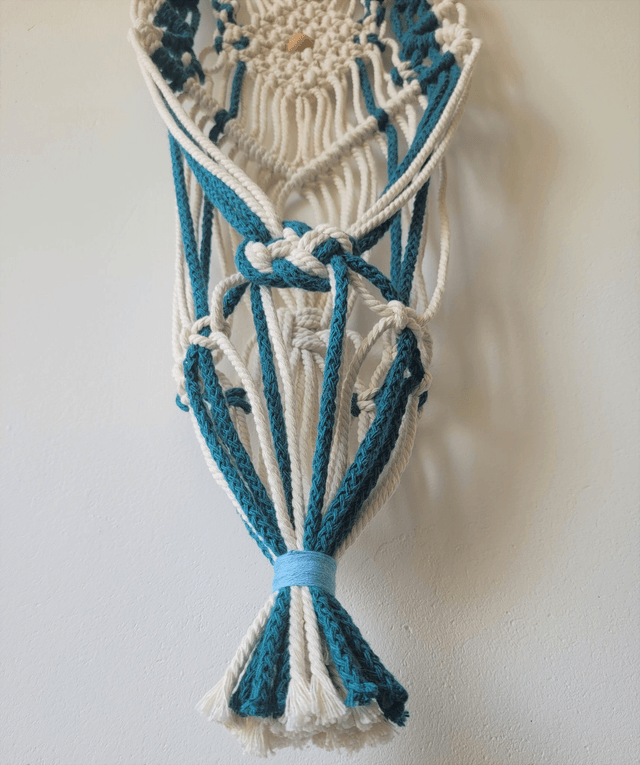 Suspension en macramé crème et turquoise sur lotus en bois ࿓