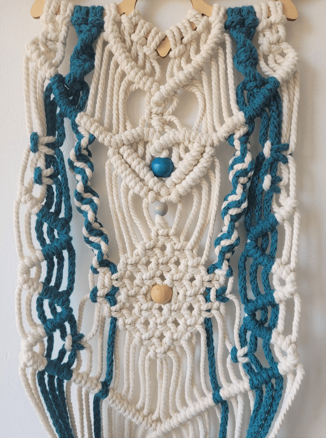 Suspension en macramé crème et turquoise sur lotus en bois ࿓