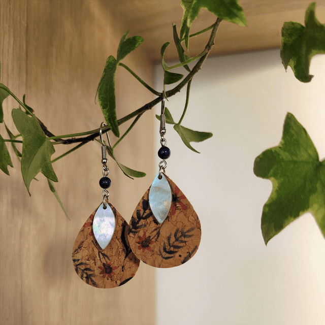 Boucles d'oreilles en liège, lapis lazuli et nacre ༄