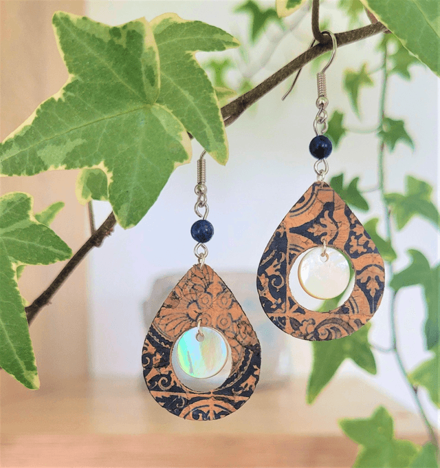 Boucles d'oreilles en liège, lapis lazuli et nacre ༄