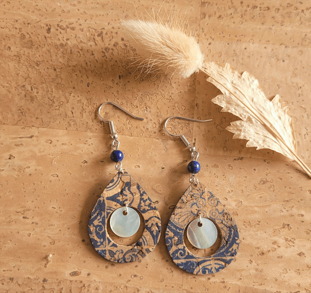 Boucles d&#039;oreilles en liège, lapis lazuli et nacre ༄