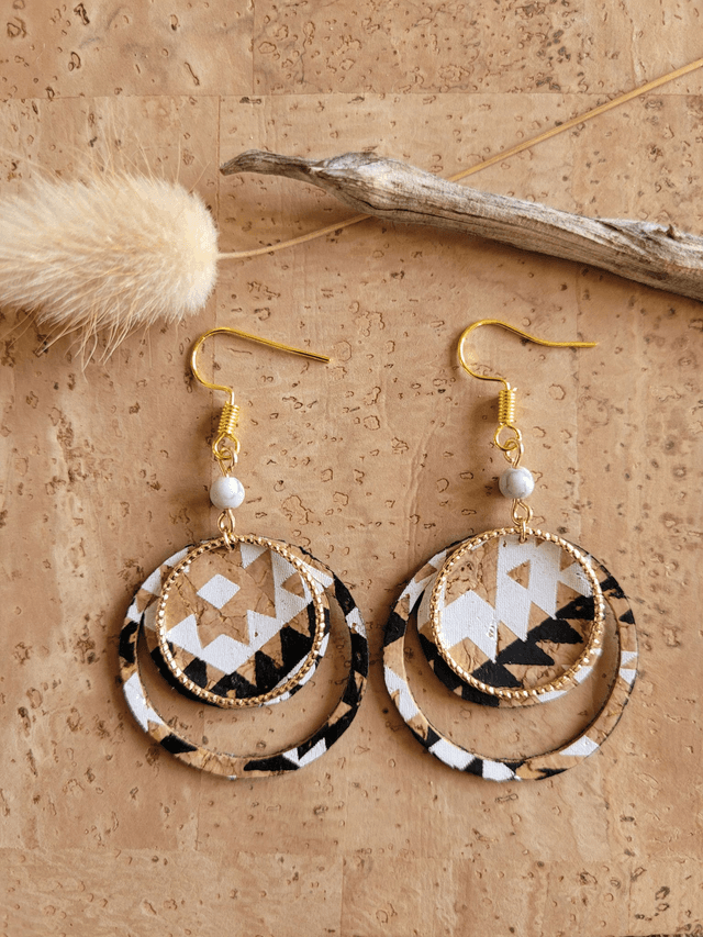 Boucles d&#039;oreilles en liège et howlite ༄