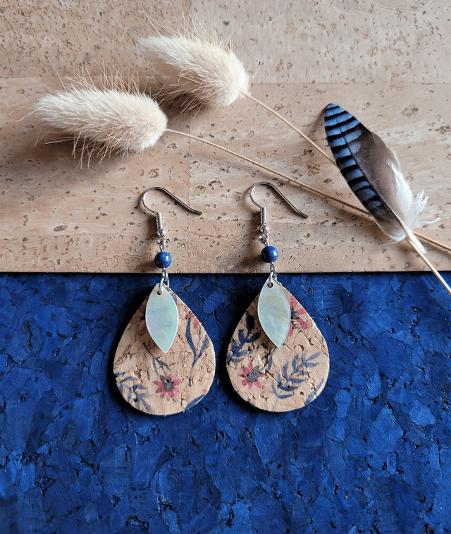 Boucles d&#039;oreilles en liège, lapis lazuli et nacre ༄