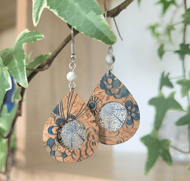 Boucles d&#039;oreilles en liège et howlite ༄