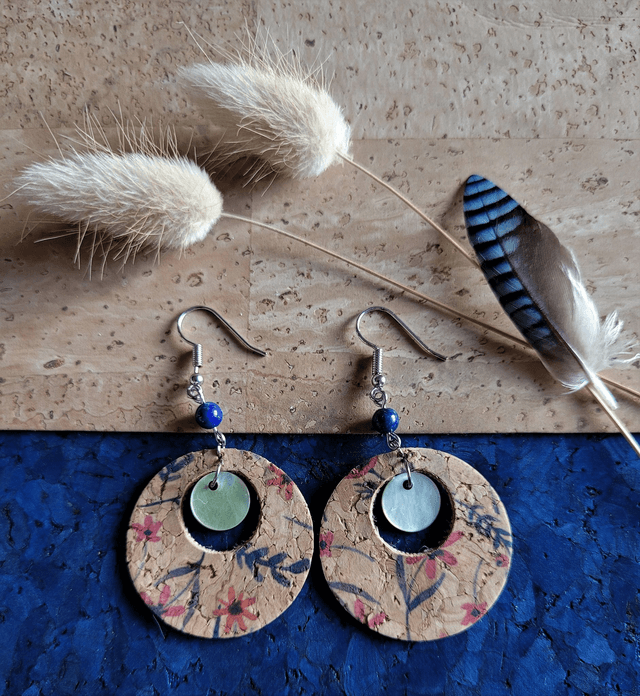 Boucles d&#039;oreille en liège, lapis lazuli et nacre ༄
