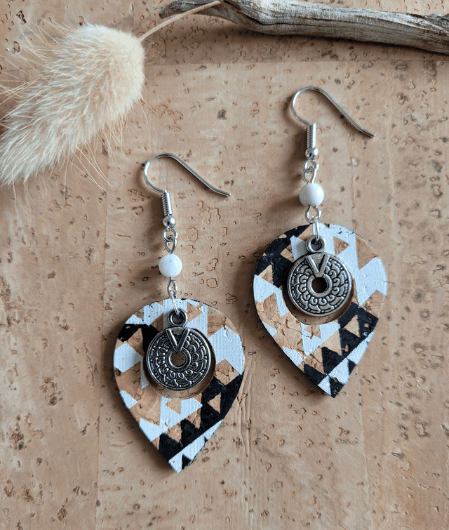 Boucles d&#039;oreilles en liège et howlite ༄